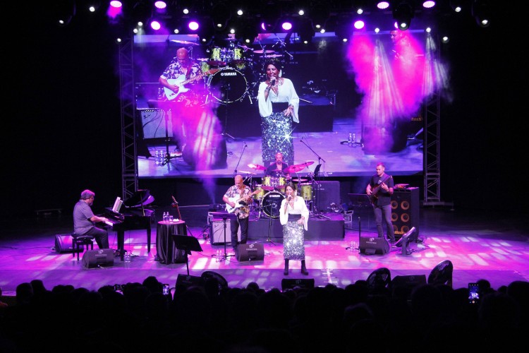 Bursa Festivali'nde Nükhet Duru sahne aldı