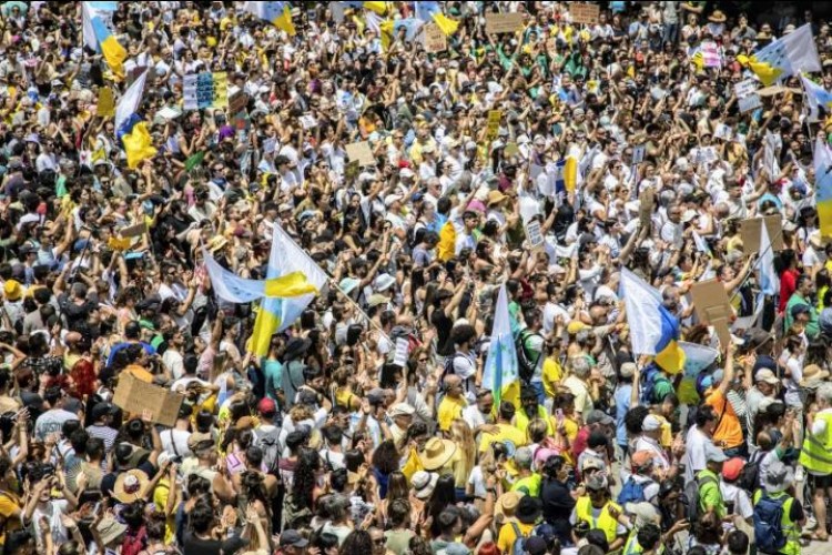 On binlerce kişi Kanarya Adaları'nın "sürdürülemez" turizm modelini protesto etti