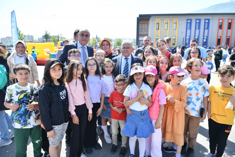 Başkan Büyükkılıç, öğrencilerin bahar şenliği ve kermes etkinliğine katıldı
