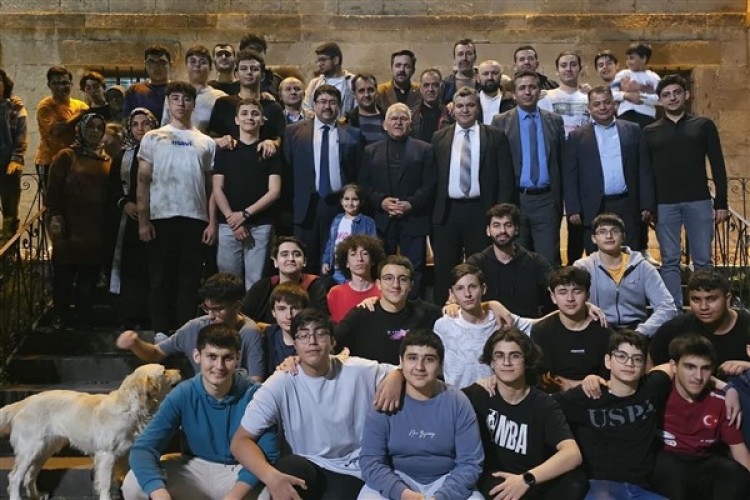 Başkan Büyükkılıç, Talas Gençlik Merkezi'nde gençlerle buluştu