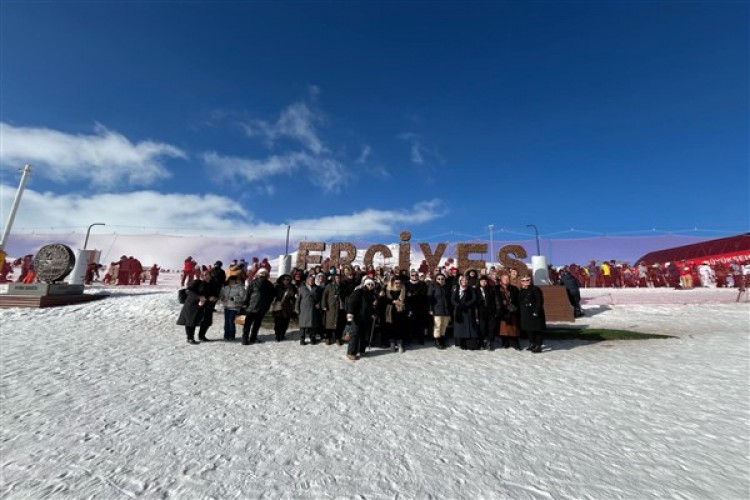 Erciyes'e hiç çıkma şansı olmamış 60 kişi Erciyes Kayak Merkezi'ni ziyaret etti