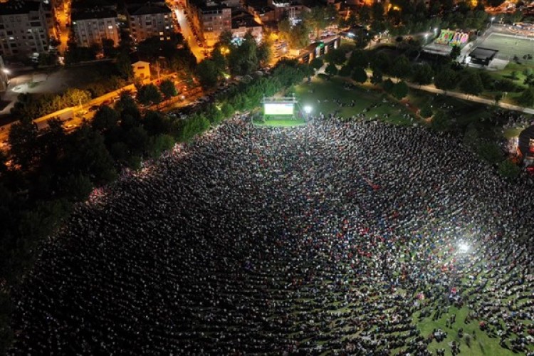 Bursa'da Türkiye- Hollanda maçı dev ekranlardan izlendi