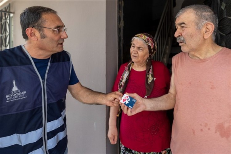 İzmir Büyükşehir Belediyesi'nden Emekli Dayanışma Kartı uygulaması