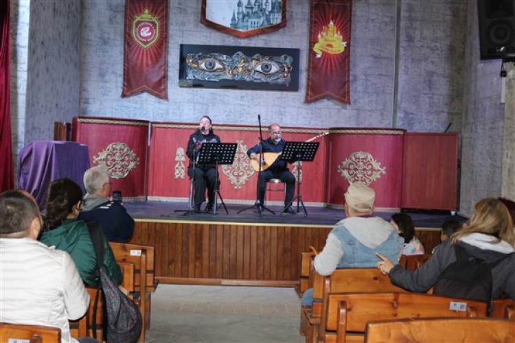Şatoda Müzik konserleri, ziyaretçiler ile buluşturmaya devam ediyor