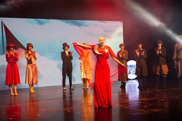 Bursa'da Beylikten Cumhuriyete Anadolu Giysileri defilesi ve 100.Yıl Sergisi düzenlendi