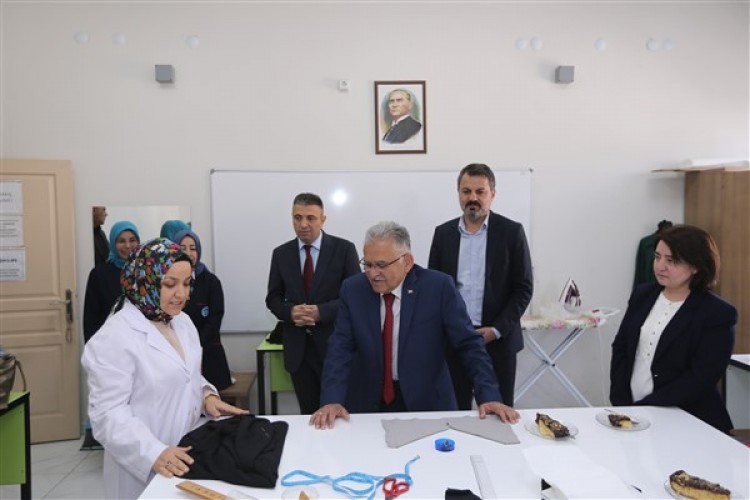 Başkan Büyükkılıç, KAYMEK kursiyerleri ve esnafla bir araya geldi