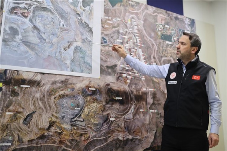 Bakan Bayraktar, Erzincan İliç'te basın mensuplarının sorularını yanıtladı