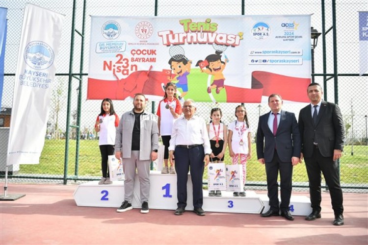 Başkan Büyükkılıç, Tenis Turnuvası'nda dereceye giren çocuklara madalyalarını verdi