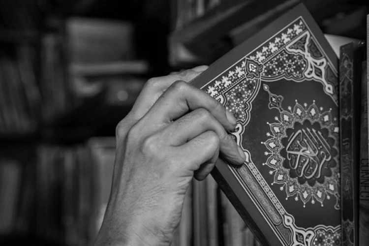 Bakan Ersoy: İngiltere'de satışa sunulan "Kuran-ı Kerim" ülkemize yeniden kavuşturuldu