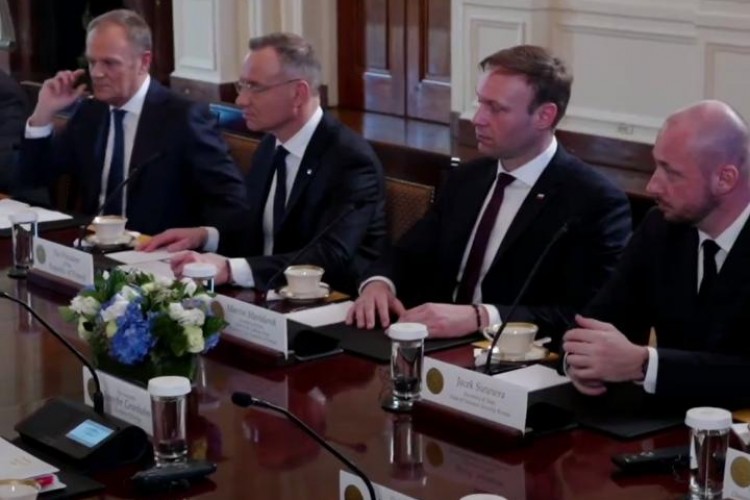 Polonya önceki hükümet tarafından atanan 50 büyükelçiyi geri çağırdı