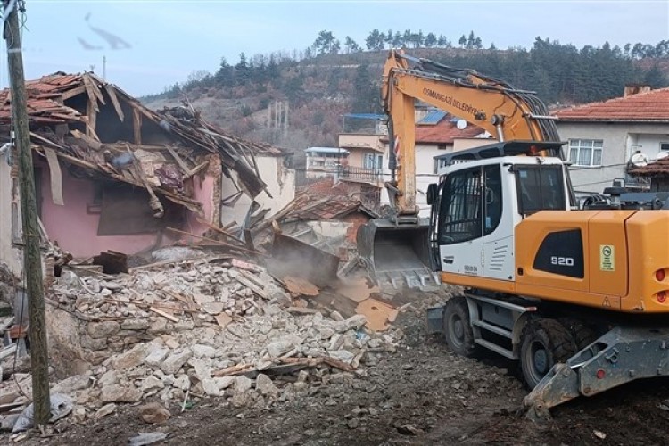 Osmangazi'de metruk bina yıkımları sürdürülüyor