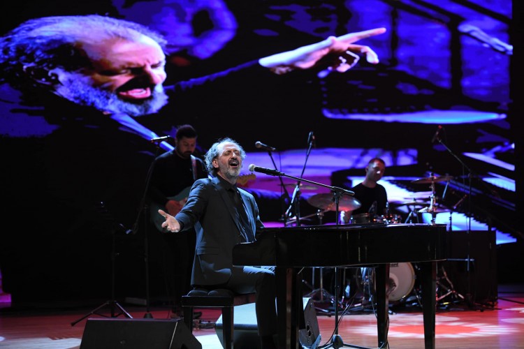 Başkan Büyükkılıç, Türkiye Yüzyılı Marşı'nın Bestekarı Arzen'in konserine katıldı