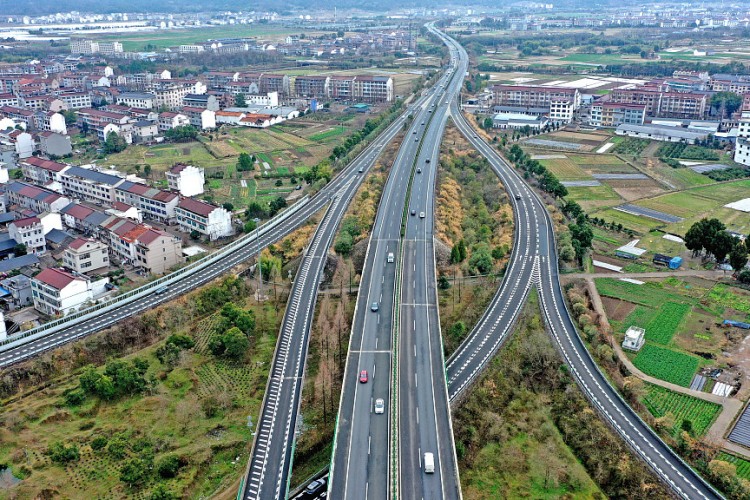 Çin'in ulaşımda sabit varlık yatırımı 2023'te 3 trilyon yuanı aştı