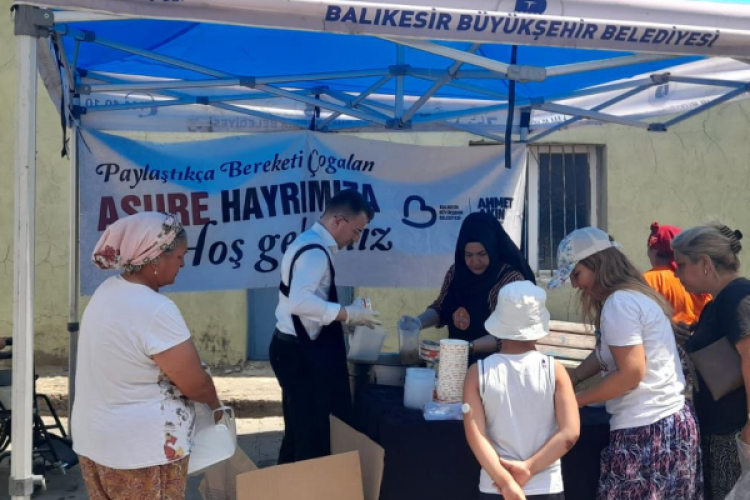 Balıkesir'de 35 bin kişilik aşure dağıtıldı