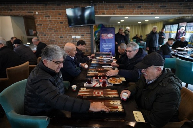 Beylikdüzü'nde emekliler için ödüllü tavla turnuvası düzenlendi