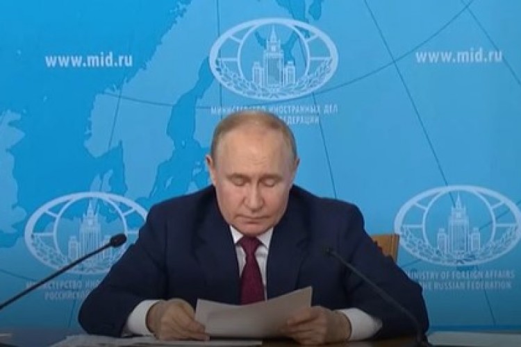 Putin orta menzilli füzelerin üretimine ve konuşlandırılmasına devam etmeye açık