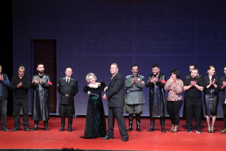 "Yaşamak mı, Yoksa Ölmek mi" oyunu seyirciyle buluştu