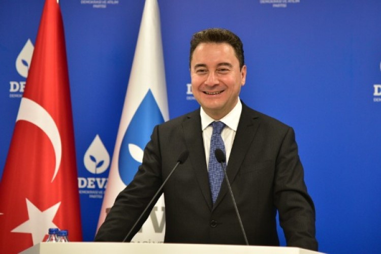Babacan: ''On yaşındaki çocuk görüyor, iktidar görmüyor''