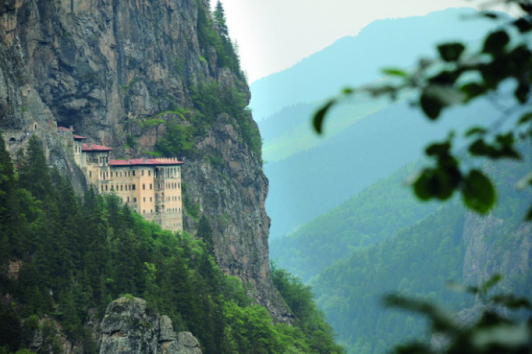 Sümela Manastırı'nda yapılan restorasyon çalışmasında fresk zarar gördü iddiası