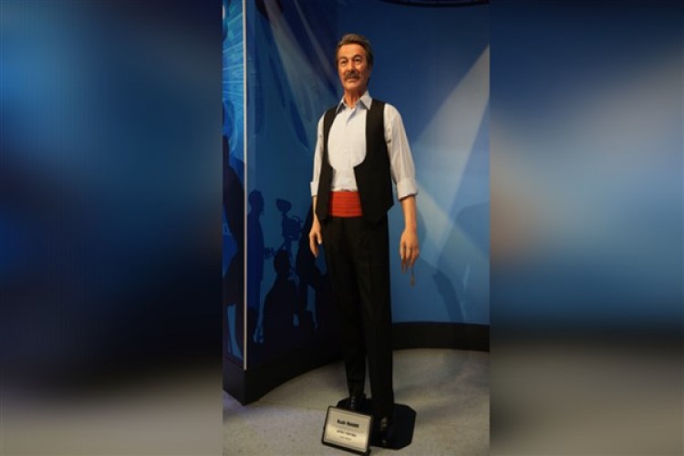 Kadir İnanır'ın balmumu heykeli müzede yerini aldı