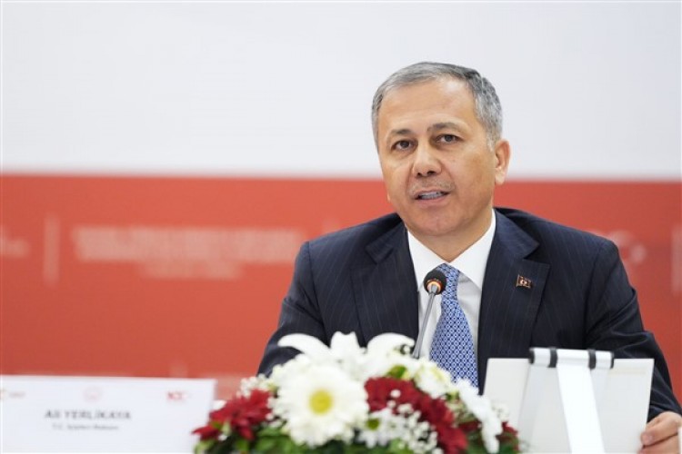 İçişleri Bakanı Yerlikaya, İstanbul'da esnafı ziyaret etti
