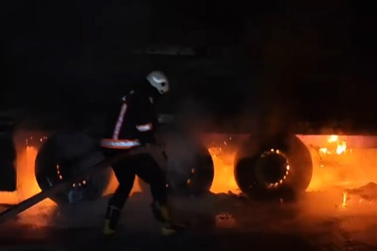 Şanlıurfa'da seyir halindeki tır yandı
