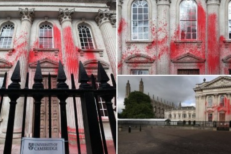 Filistin yanlısı protestocular Cambridge Üniversitesi binasını kırmızıya boyadı