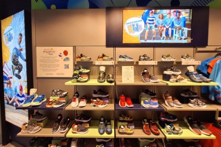 Skechers çocukların Bi'Çift Hayaline ortak oldu