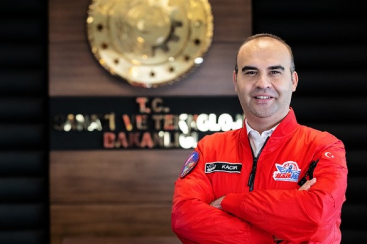 Bakan Kacır: "Ax-3 ekibini taşıyan Dragon kapsülünün kapağı kapandı"