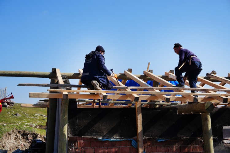 Eskişehir'de evini, ağılını ve 63 küçükbaş hayvanını yangında kaybeden aileye destek