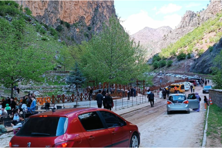 Başkan Büyükkılıç, vatandaşları Kapuzbaşı Şelaleleri'ni görmeye davet etti