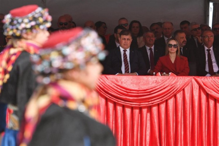 İzmir'de 23 Nisan Cumhuriyet Meydanı'nda kutlandı