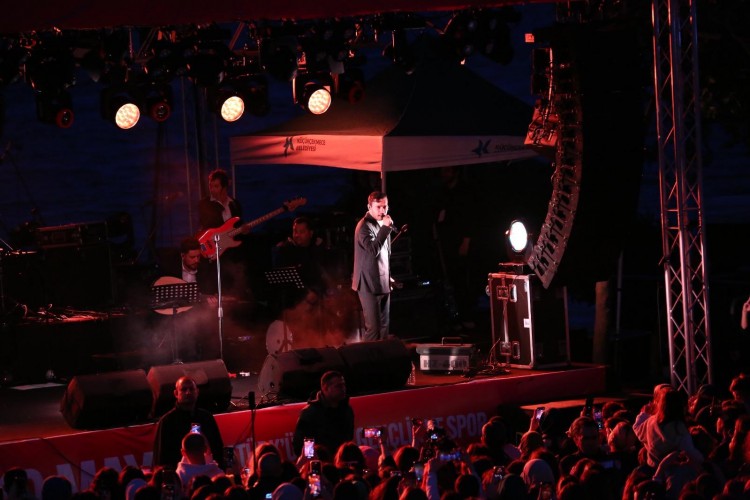 Küçükçekmece'de 19 Mayıs Mert Demir konseri ile kutlandı