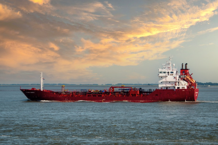 Mudanya'da karaya oturan kargo gemisi kurtarıldı