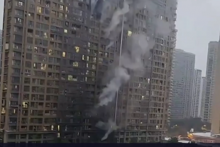 Çin'in Nanjing kentindeki bir apartmanda çıkan yangında en az 15 kişi öldü