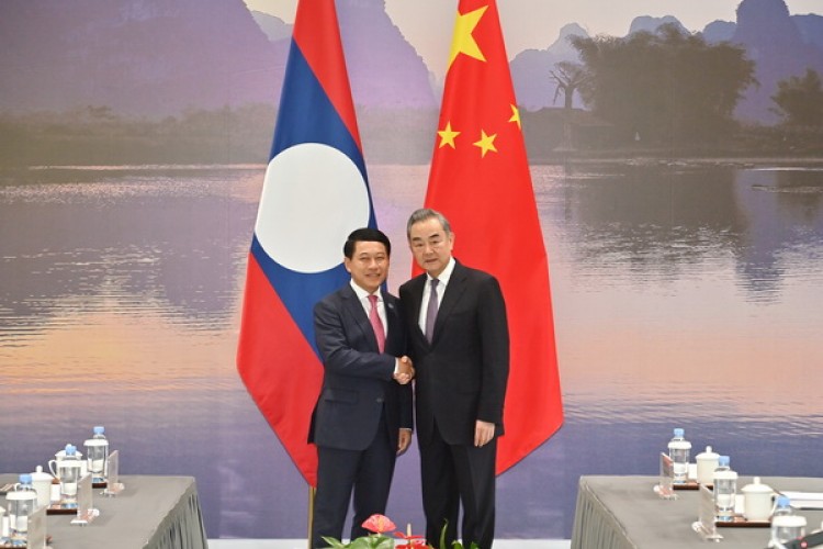 Wang Yi Laoslu mevkidaşıyla görüştü