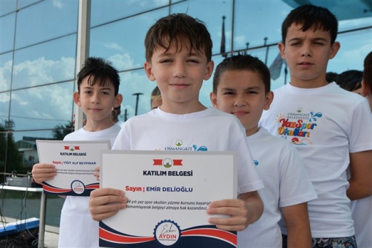 Osmangazi'de yüzme kursunu tamamlayan öğrencilere sertifikaları verildi