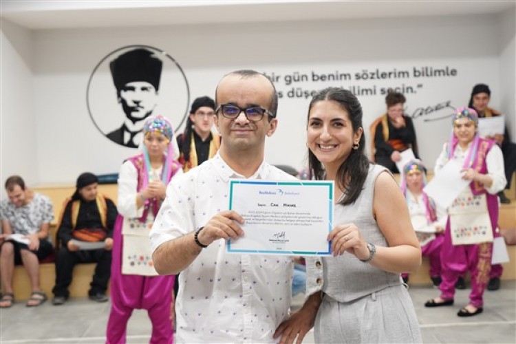 Beylikdüzü Engelsiz Yaşam Merkezi'nde karne heyecanı