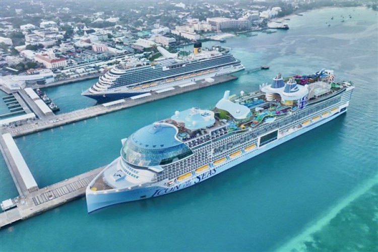 Titanik'ten 5 kat büyük kruvaziyer dünyanın en büyük transit limanına demir attı