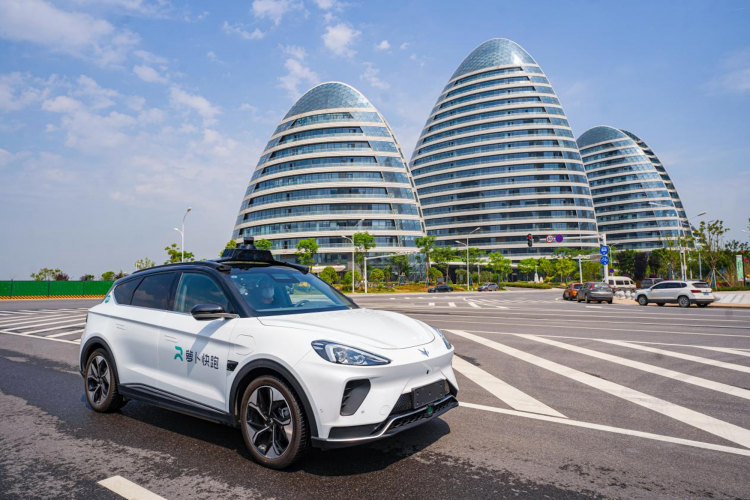 Wuhan'da sürücüsüz taksiler yola çıktı