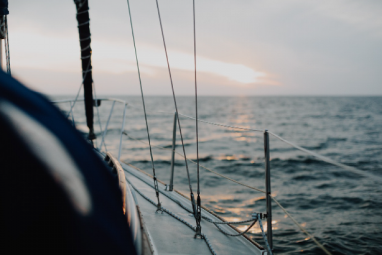 Yeşilköy açıklarındaki tekne, Ataköy Marina'ya yanaştırıldı