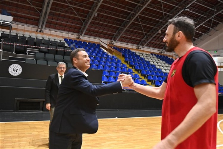 Başkan Akın, Büyükşehir Belediyespor Basketbol Takımına başarılar diledi