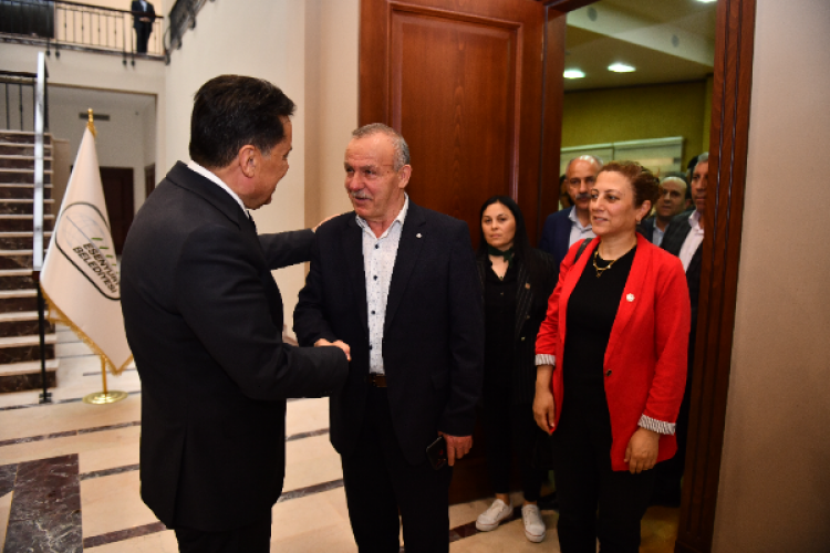 Esenyurt Belediye Başkanı Özer'e 43 mahalle muhtarından ziyaret