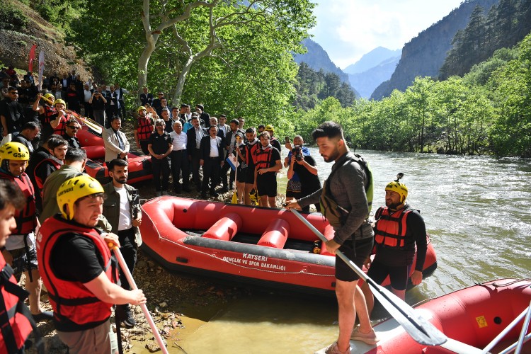 Rafting ve Kano Faaliyetleri Parkuru'nun ilk yarış startı verildi