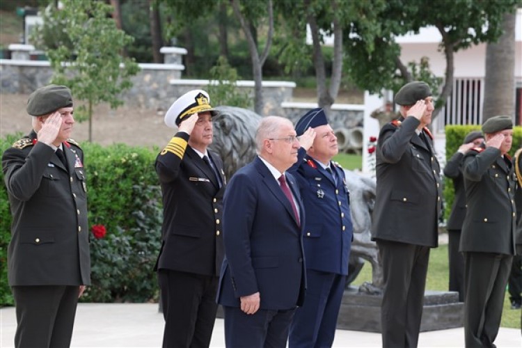 Bakan Güler, KKTC'de Boğaz Şehitliği'ni ziyaret etti
