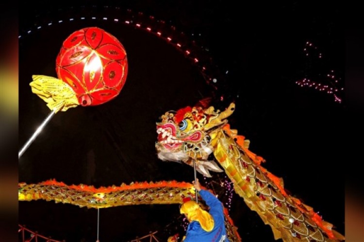 Dünyanın simge binaları, Ejderha Yılı'nı özel aydınlatmalarla kutladı