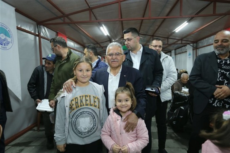 Başkan Büyükkılıç, vatandaşlarla iftar çadırlarında buluştu