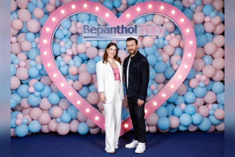 Hazal Kaya ve Ali Atay Bepanthol Baby Lansmanı'nda ebeveynlik deneyimlerini paylaştı