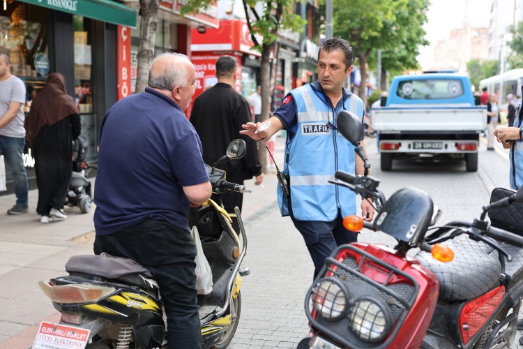 Eskişehir zabıtasından yayalaştırılmış yollarda denetim sürüyor