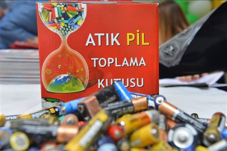 İzmir Büyükşehir Belediyesi'nin Atık Pil Toplama Kampanyası sürüyor